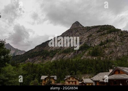 Courmayeur. È un comune italiano di 2 727 abitanti nell'alta Valdigne, in Valle d'Aosta: Una rinomata località turistica invernale ed estiva nell'Alp Foto Stock