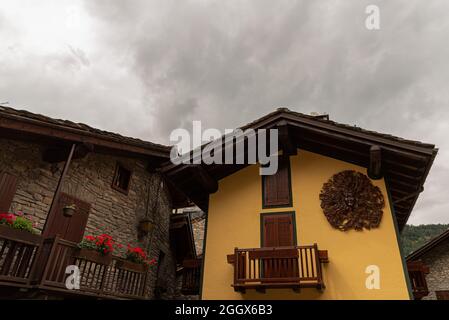 Courmayeur. È un comune italiano di 2 727 abitanti nell'alta Valdigne, in Valle d'Aosta: Una rinomata località turistica invernale ed estiva nell'Alp Foto Stock