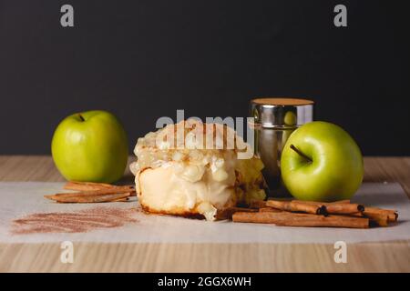 Primo piano di un delizioso croissant con mele Foto Stock