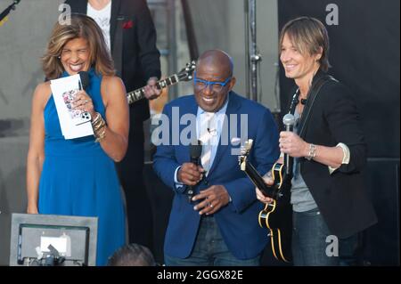 New York, Stati Uniti. 03 Settembre 2021. Gli ospiti della NBC Hoda Kotb e al Roker hanno un grande momento con la star della musica country Keith Urban tra le sue esibizioni su TODAY Plaza il 3 settembre 2021. (Foto di Gabriele Holtermann/Sipa USA) Credit: Sipa USA/Alamy Live News Foto Stock