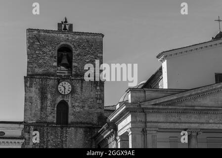 La Cattedrale di San Pietro Apostolo è il più importante edificio cattolico della città di Isernia, chiesa madre della diocesi di Isernia-Venafro Foto Stock