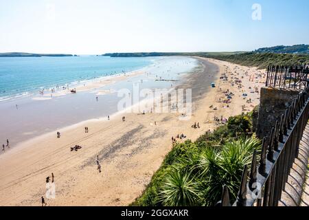 La South Beach a Tenby a Pembrokeshire, Galles, Regno Unito è una spiaggia sabbiosa e una località turistica, vista da un'alta quota Foto Stock