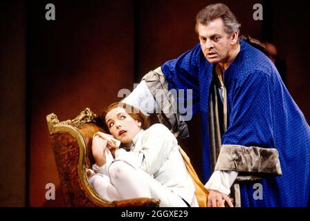 Christiane Oertel (Cherubino),Thomas Allen (Conte Almaviva) a LE NOZZE DI FIGARO alla Royal Opera, Covent Garden, Londra WC2 18/12/1991 musica: Wolfgang Amadeus Mozart libretto: Lorenzo da Ponte Conductor: Jeffrey Tate Set design: Xenia Hausner costumi: Peter Pabst illuminazione: Franz David regista: Johannes Schaaf Foto Stock