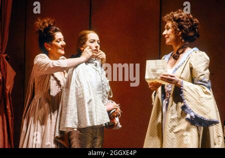 l-r: Marie McLaughlin (Susanna), Christiane Oertel (Cherubino), Felicity Lott (Contessa Almaviva) a LE NOZZE DI FIGARO alla Royal Opera, Covent Garden, Londra WC2 18/12/1991 music: Wolfgang Amadeus Mozart libretto: Lorenzo da Ponte Direttore: Jeffrey Tate Set design: Xenia Schusaaf regista: David Johannes: David Habes Foto Stock