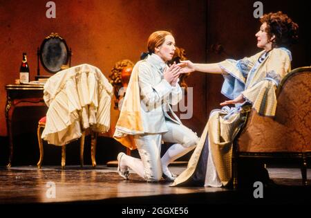 l-r: Christiane Oertel (Cherubino), Felicity Lott (Contessa Almaviva) a LE NOZZE DI FIGARO alla Royal Opera, Covent Garden, London WC2 18/12/1991 music: Wolfgang Amadeus Mozart libretto: Lorenzo da Ponte Conductor: Johannrey Tate Set design: Xenia Hausner costumi: Peter Pabst illuminazione: David Schaaf regista: Franz Schaaf Foto Stock