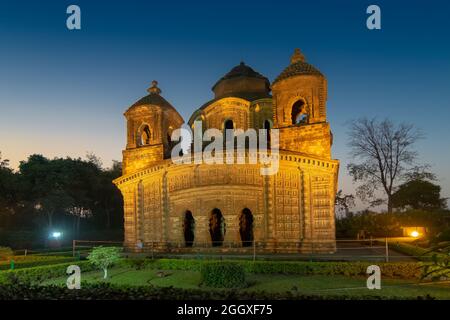 Shyam Rai Tempio di Bishnupur , Bengala Occidentale, India in ora blu - uno in indagine archeologica della lista dell'India. Sculture in terracotta sulle pareti. Foto Stock