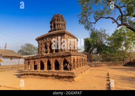 Cariota di pietra, modello concettuale dell'architettura del tempio di Bishnupur in una forma miniaturizzata. Piccola struttura a due piani si erge su un basso zoccolo laterale - Foto Stock