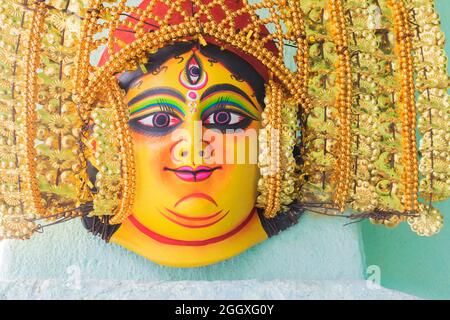 Purulia, Bengala Occidentale, India - Agosto 15th 2017 : maschere Chhau colorate (o chhou) della dea Durga, artigianato in mostra per la vendita. Foto Stock