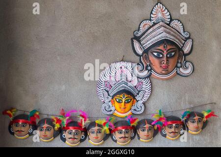 Purulia, Bengala Occidentale, India - 15 Agosto 2017 : maschere Chhau colorate (o chhou) di Dea Durga e indiani tribali, artigianato in mostra per la vendita Foto Stock