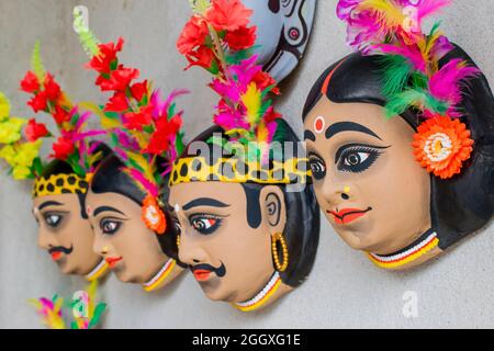 Chhau (o chhou) maschere colorate di tribù santal, artigianato in vendita - a Charida, Purulia - Bangla (ex West Bengala), India. Foto Stock