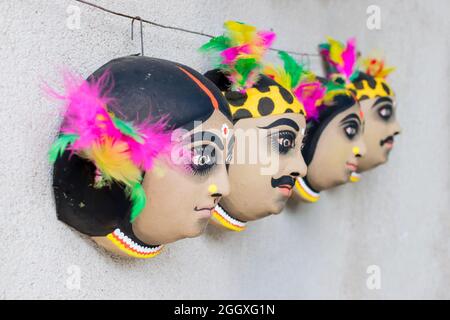Chhau (o chhou) maschere colorate di tribù santal, artigianato in vendita - a Charida, Purulia - Bangla (ex West Bengala), India. Foto Stock