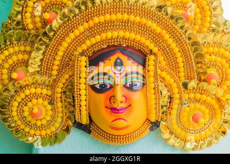 Maschere Chhau colorate (o chhou) della dea Durga, artigianato in vendita - a Charida, Purulia - Bangla (ex Bengala Occidentale), India. Foto Stock