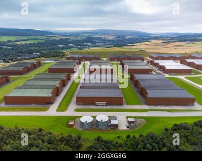Vista aerea dal drone di magazzini che ospitano whisky di scotch di malto singolo Macallan a Craigellachie, Moray, Scozia, Regno Unito Foto Stock