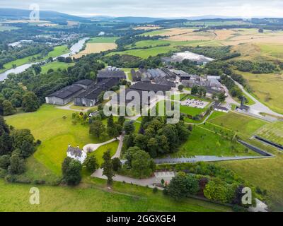 Vista aerea dal drone della distilleria di whisky di whisky di whisky di whisky di malto singolo Macallan a Craigellachie, Moray, Scozia, Regno Unito Foto Stock