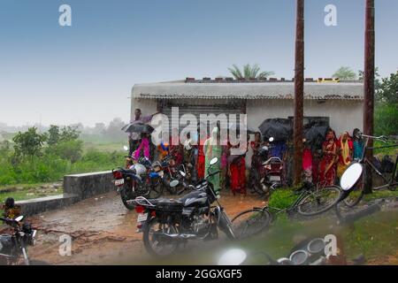 Purulia, Bengala Occidentale, India - Lunedì 14 Agosto 2017 : immagine astratta del monsone, la gente rurale blurred ha preso il riparo sotto la cappa per sfuggire la pioggia. Piovoso Foto Stock