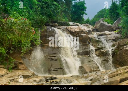 Bella cascata Turga con pieni ruscelli d'acqua che scorrono in discesa tra le pietre , monsone during dovuto alla pioggia a Ayodhya pahar (collina) - a Puru Foto Stock