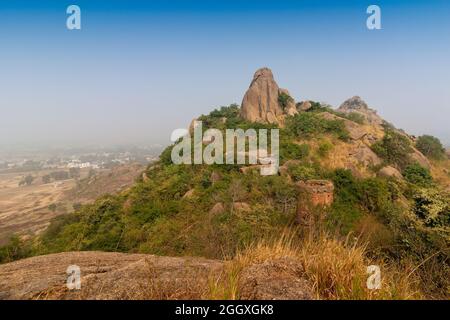 Kathurin è una collina che è un'attrazione turistica statale dell'India di 14.524 abitanti, situata nel distretto di Purulia, nello stato federato del Bengala Occidentale. Immagine della parte superiore. Foto Stock