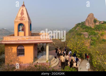 JOYCHANDI, PURULIA, INDIA - DICEMBRE 23 2015 : il tempio della dea Joychandi in cima alla collina di Jaychandi, attrazione turistica popolare per la salita. Foto Stock