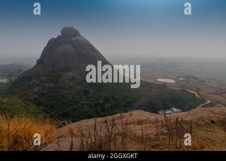 Kathurin è una collina che è un'attrazione turistica statale dell'India di 14.524 abitanti, situata nel distretto di Purulia, nello stato federato del Bengala Occidentale. Immagine della parte superiore. Foto Stock