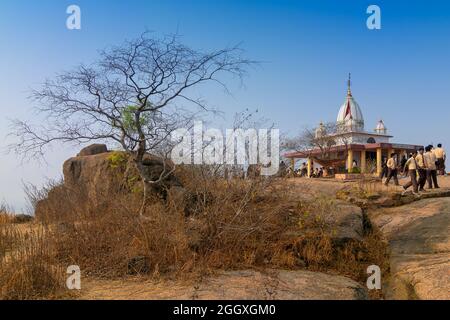 JOYCHANDI, PURULIA, INDIA - DICEMBRE 23 2015 : il tempio della dea Joychandi in cima alla collina di Jaychandi, attrazione turistica popolare per la salita. Foto Stock