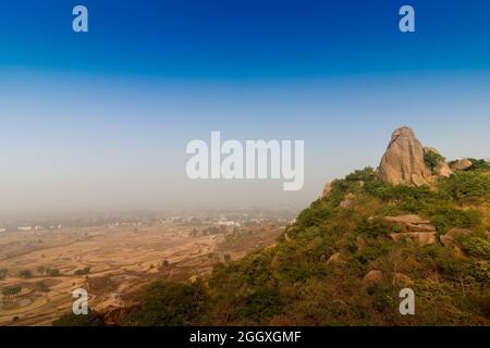 Kathurin è una collina che è un'attrazione turistica statale dell'India di 14.524 abitanti, situata nel distretto di Purulia, nello stato federato del Bengala Occidentale. Immagine della parte superiore. Foto Stock