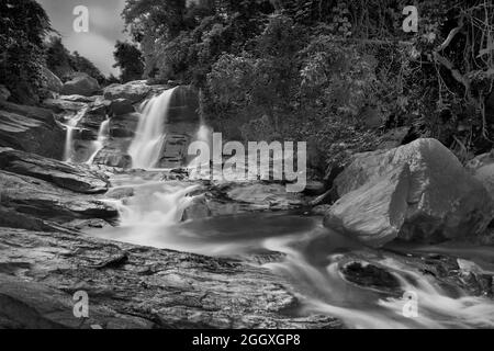 Bella cascata Turga con pieni ruscelli d'acqua che scorrono in discesa tra le pietre , monsone during dovuto alla pioggia a Ayodhya pahar (collina) - a Puru Foto Stock