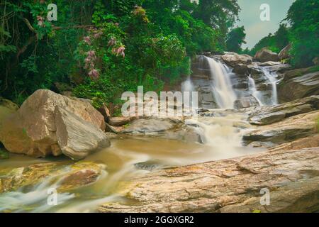 Bella cascata Turga con pieni ruscelli d'acqua che scorrono in discesa tra le pietre , monsone during dovuto alla pioggia a Ayodhya pahar (collina) - a Puru Foto Stock