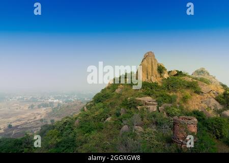 Kathurin è una collina che è un'attrazione turistica statale dell'India di 14.524 abitanti, situata nel distretto di Purulia, nello stato federato del Bengala Occidentale. Immagine della parte superiore. Foto Stock