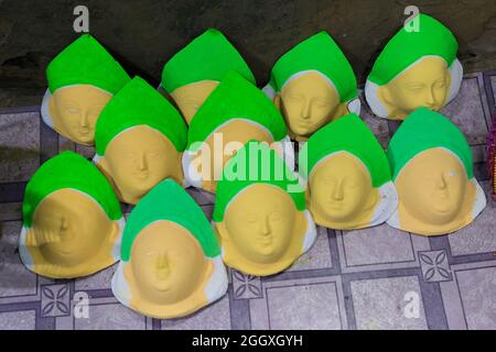 Maschere Chhau (o chhou) colorate sulla fabbricazione, artigianato in mostra per la vendita - a Charida, Purulia - Bangla (ex West Bengala), India. Chhau, Chhou Foto Stock