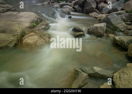 Bella cascata Ghatkhola con pieni ruscelli d'acqua che scorrono in discesa tra le pietre, during monsone dovuto la pioggia a Ayodhya pahar, W.B., India. Foto Stock