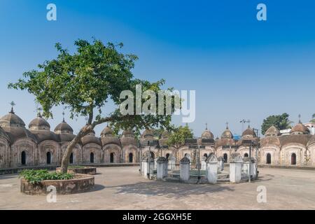 Immagine panoramica di 108 Templi Shiva di Kalna, Burdwan , Bengala Occidentale. Un totale di 108 templi di Lord Shiva (un Dio Indù). Sito patrimonio dell'umanità dell'UNESCO. Foto Stock