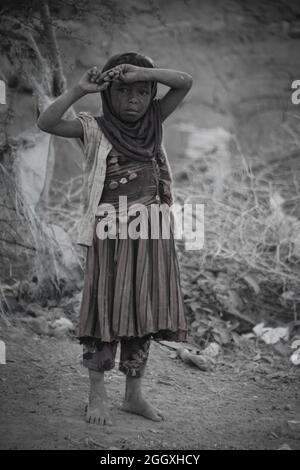 Taiz, Yemen- 04 Feb 2021 : UNA ragazza yemenita vive con la sua famiglia in un campo per sfollati in fuga dall'inferno della guerra nella città di Taiz, Yemen Foto Stock