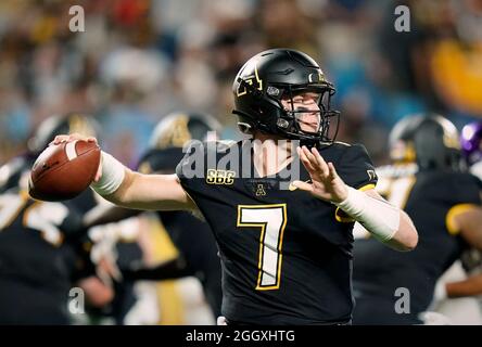 Charlotte, Carolina del Nord, Stati Uniti. 3 settembre 2021. Appalachian state Mountaineers quarterback Chase Brice (7) passa durante il 2021 Duke's Mayo Classic tra Appalachian state e East Carolina al Bank of America Stadium di Charlotte, North Carolina. Rusty Jones/Cal Sport Media/Alamy Live News Foto Stock