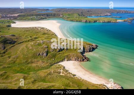 Vista aerea dal drone della spiaggia di sabbia di Uig sulla costa occidentale dell'isola di Lewis , Ebridi esterne, Scozia, Regno Unito Foto Stock