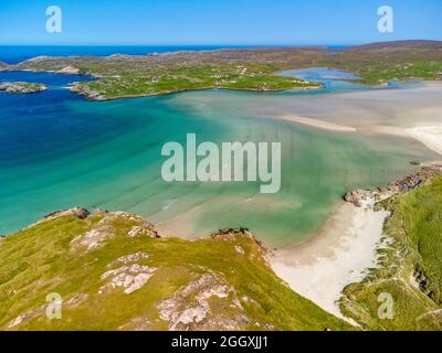 Vista aerea dal drone della spiaggia di sabbia di Uig sulla costa occidentale dell'isola di Lewis , Ebridi esterne, Scozia, Regno Unito Foto Stock