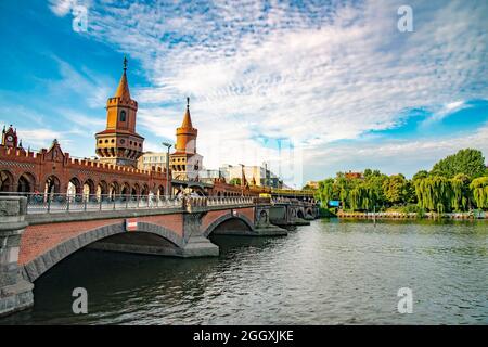 L'Oberbaum Bridge è un ponte a due piani che attraversa il fiume Sprea di Berlino, considerato uno dei punti di riferimento della città. Preso a Berlino, Germania, il 21 luglio Foto Stock