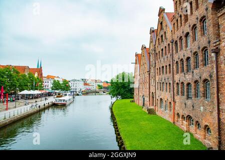 Il Salzspeicher è una fila di magazzini salini lungo il fiume in mattoni costruiti in stile rinascimentale tra il 1579 e il 1745. Presa a Lubeck, Germania su J Foto Stock