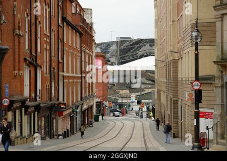 Pinfold Street ed edifici a Birmingham, West Midlands, Inghilterra, Regno Unito. Stazione di Birmingham New Street in lontananza. Foto Stock