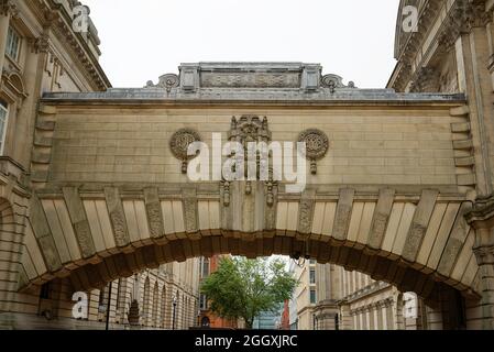 Bridge off Birmingham Museum and Art Gallery a Birmingham, West Midlands, Inghilterra, Regno Unito Foto Stock