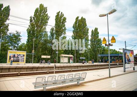 Berlin Jungfernheide è una stazione ferroviaria situata a Charlottenburg-Nord, nel quartiere berlinese di Charlottenburg-Wilmersdorf. Preso da una vittoria di treno Foto Stock