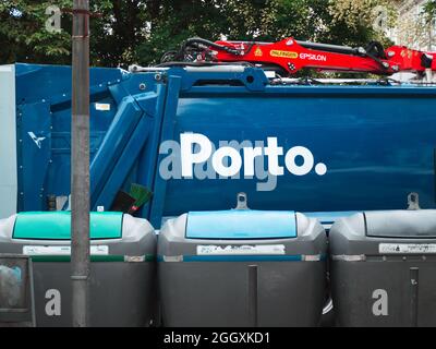 PORTO, PORTOGALLO - 05 luglio 2021: Un camion per lo smaltimento dei rifiuti a Porto, Portogallo Foto Stock
