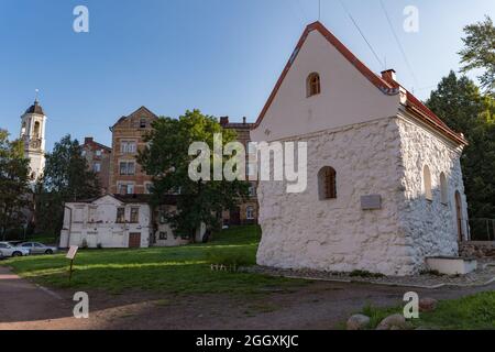 Vyborg, Russia - 29 agosto 2021: Casa medievale dell'assemblea mercantile. Foto Stock