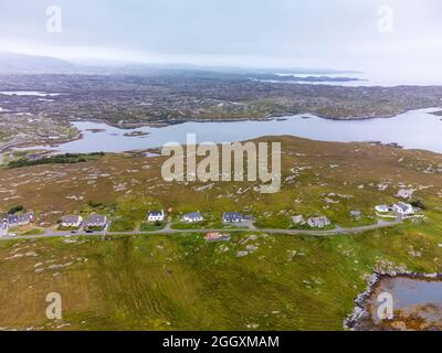 Vista aerea dal drone del villaggio di Ardvey sulle baie sulla costa orientale dell'isola di Harris, Ebridi esterne, Scozia, Regno Unito Foto Stock