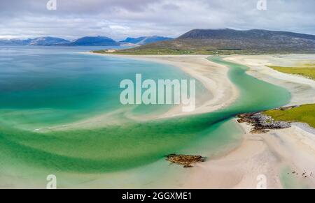 Vista aerea dal drone di Luskentire Beach e Sound of Taransay, da Seilebost sull'isola di Harris, Ebridi esterne, Scozia, Regno Unito Foto Stock