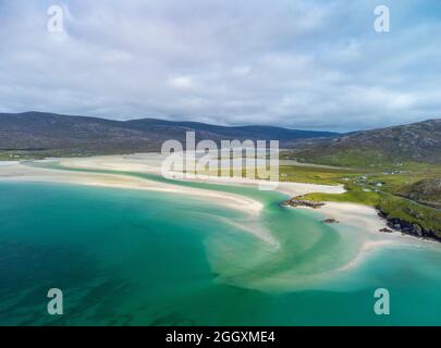 Vista aerea dal drone di Luskentire Beach e Sound of Taransay, da Seilebost sull'isola di Harris, Ebridi esterne, Scozia, Regno Unito Foto Stock