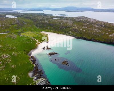 Vista aerea dal drone della spiaggia di Bosta sul Great Bernera, Isola di Lewis, Ebridi esterne, Scozia, Regno Unito Foto Stock