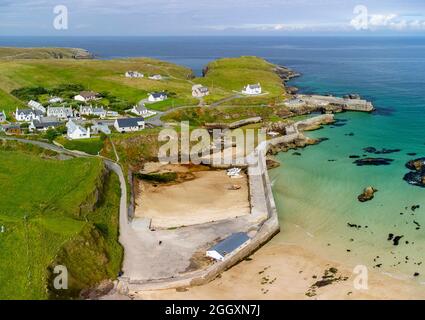 Vista aerea dal drone del villaggio e del porto a Port Ness all'estremità settentrionale dell'isola di Lewis, Ebridi esterne, Scozia, Regno Unito Foto Stock