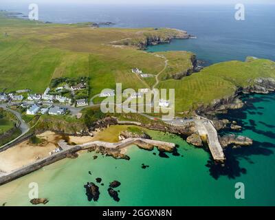 Vista aerea dal drone del villaggio e del porto a Port Ness all'estremità settentrionale dell'isola di Lewis, Ebridi esterne, Scozia, Regno Unito Foto Stock