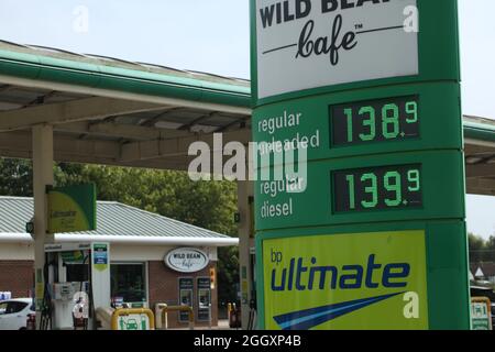 Stazione di benzina British Petroleum e prezzi correnti del carburante visualizzati sul cartello , Essex, Gran Bretagna Foto Stock