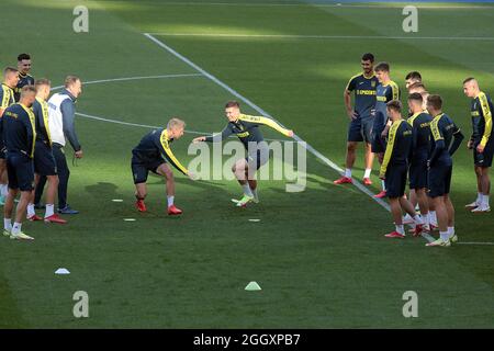 Kiev, Ucraina. 03 Settembre 2021. KIEV, UCRAINA - 3 SETTEMBRE 2021 - i giocatori ucraini fanno esercizi durante una sessione di allenamento aperta alla NSC Olimpiyskiy in vista della Coppa del mondo FIFA Qatar 2022 Qualifiche Round Group D contro la Francia in programma per sabato 4 settembre, Kiev, capitale dell'Ucraina. Credit: Ukrinform/Alamy Live News Foto Stock